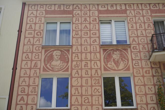 Sgraffito w Białymstoku. Zabytkowe pra-murale rodem z PRL-u