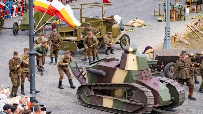 Tłumy na rekonstrukcji historycznej Bitwy Białostockiej. Zobacz, jak uczczono zwycięstwo z 1920 roku [ZDJĘCIA]