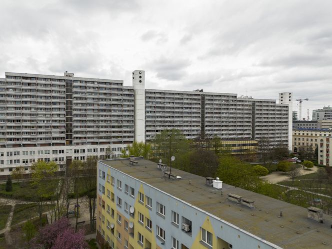 anic w centrum Wrocławia. Szesnastopiętrowy galeriowiec przy Powstańców Śląskich to jeden z największych molochów we Wrocławiu
