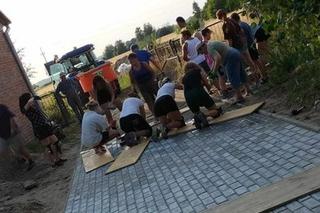 Koła Gospodyń Wiejskich Rumianki. Kobiety wybrukowały całą wieś. Proboszcz zapewnił materiały