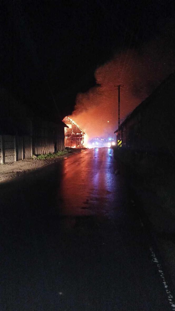 ​Pożar stodoły i samochodu strażackiego. Pracowita noc w rawickim