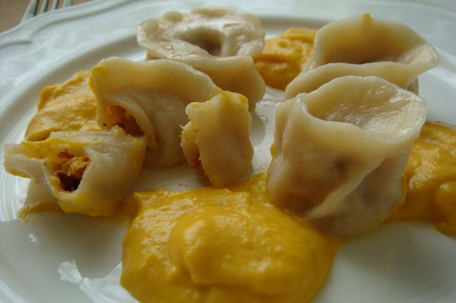 Orkiszowe tortelloni z pieczoną dynią, fetą i suszonymi pomidorami (bez pszenicy modyfikowanej i białek mleka krowiego)