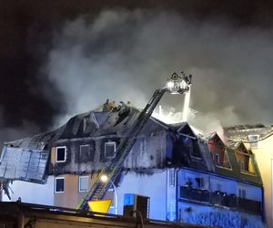 Pożar w Ząbkach. Strażacy przeszukują pogorzelisko