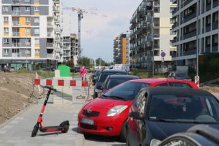 Skrzynka wyrosła na środku chodnika. Absurd w Ursusie