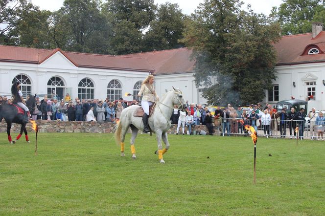 Było spotkanie z modą, muzyką i samochodami z lat 20. w Korczewie. Za nami impreza „Magia lat 20-tych” 2025