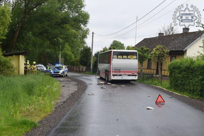 Śląskie: Pijany 67-latek wjechał w szkolny autobus