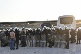  Bitwa kiboli z policją pod Stadionem Narodowym. Pałki, gaz i granaty hukowe. Kilkanaście osób zatrzymanych