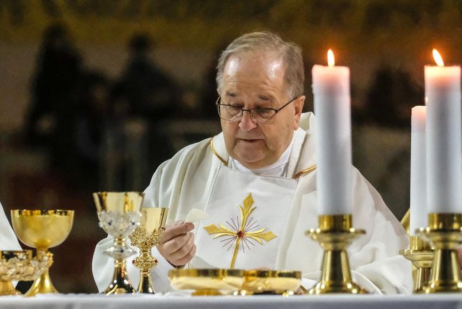 Ojciec Tadeusz Rydzyk ma swój witraż w kościele w Toruniu