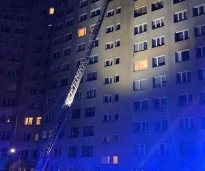 Pijany ojciec opiekował się 6-latkiem na osiedlu Okrzei. Strażacy wchodzili po drabinie na 11. piętro
