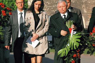 Marta Kaczyńska odwiedziła grób rodziców, przyniosła laurke dla dziadka Leszka (ZDJĘCIA!)