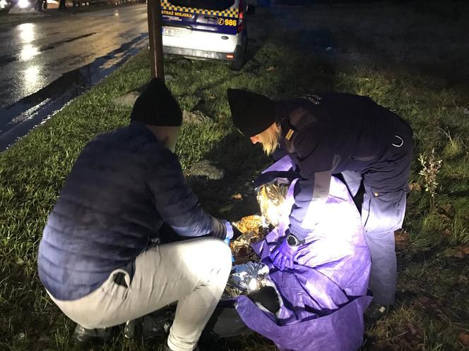 Starszy mężczyzna leżał na poboczu ruchliwej drogi! Wcześniej spędził noc w lesie