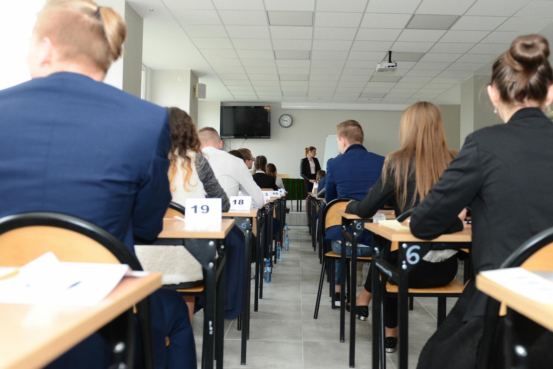Oke Wyniki Egzaminu ósmoklasisty 2021 Egzamin ósmoklasisty 2021 - ten przedmiot poszedł najsłabiej! Uczniowie