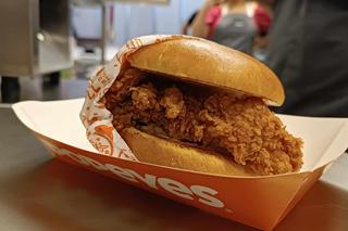Jako pierwsi w Polsce zjedliśmy Chicken Sandwich! Prapremiera Popeyes w Pasażu Grunwaldzkim 
