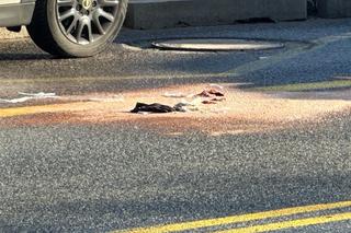 Dramat na Mokotowie. Wpadła pod pędzący samochód, dramatyczna akcja ratunkowa