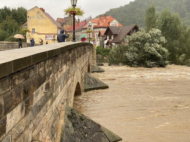 Bardo zatopione. Ulice toną, nie ma prądu, są problemy z siecią