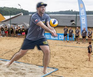 Nowy minister sportu pokazał sportowe umiejętności. Wyszedł na boisko i musiał mocno się wysilić [GALERIA]