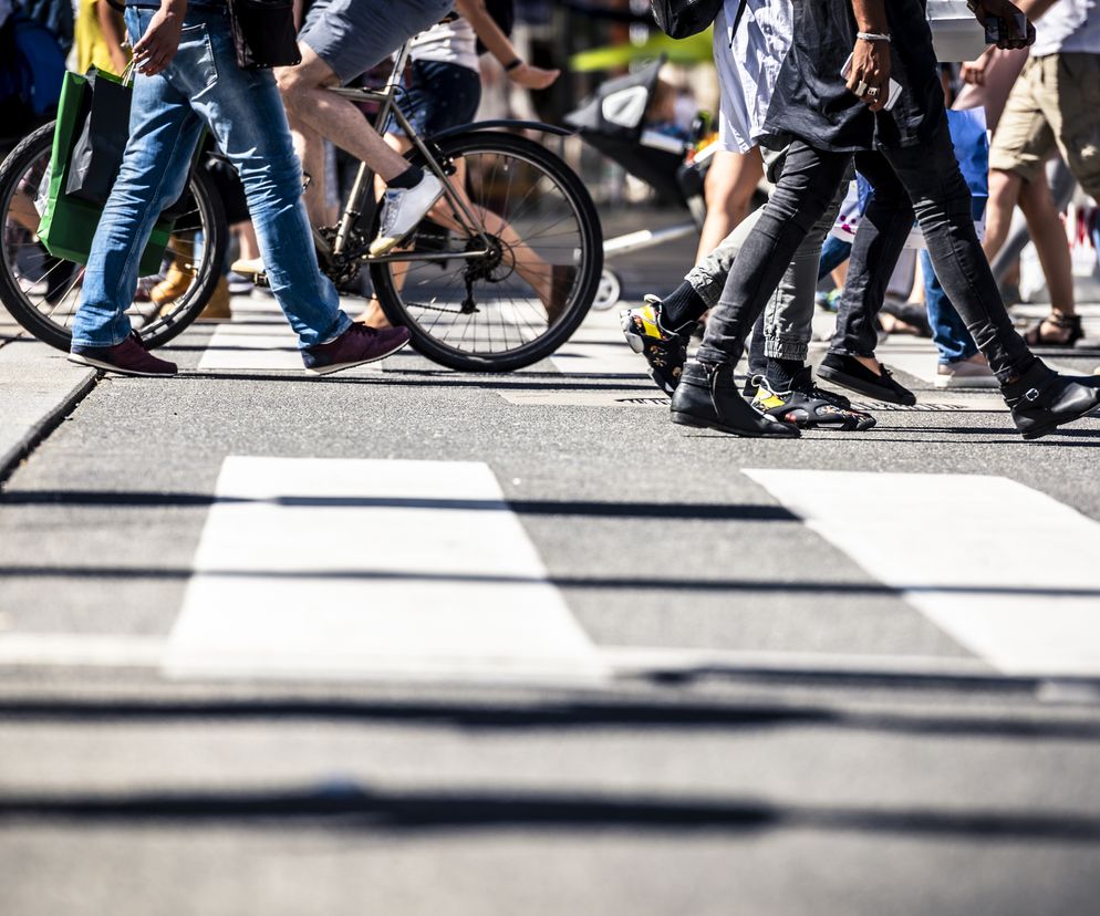 Tłum ludzi na ulicy 