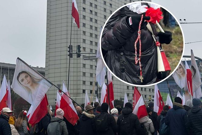 Modlitwy pod hotelem w centrum Warszawy. Uczestnicy Marszu Niepodległości z różańcami w rękach