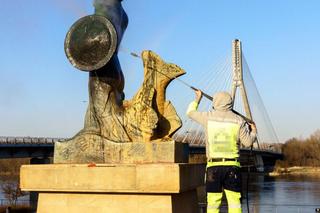 Zniszczyły pomnik Syrenki. Ich odpowiedź szokuje: „Nie chciałyśmy”. Urzędnicy planują czyszczenie monumentu