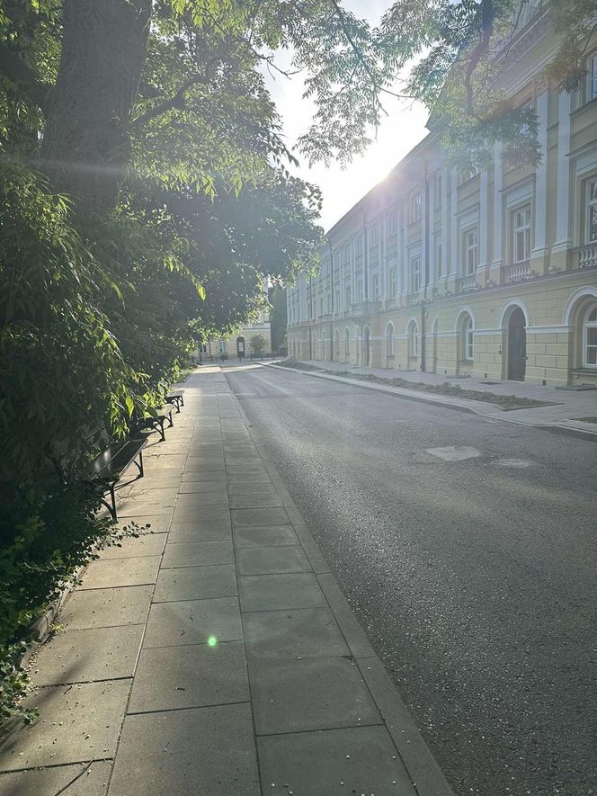 Uniwersytet Warszawski w żałobie. Przed budynkiem wystawiono zdjęcie zabitej 53-latki