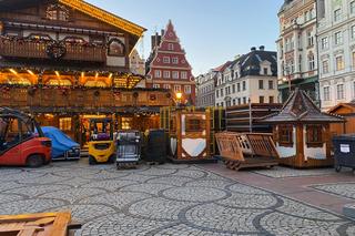 Choinka we Wrocławiu prawie gotowa. Zdania mieszkańców znowu podzielone [ZDJĘCIA]