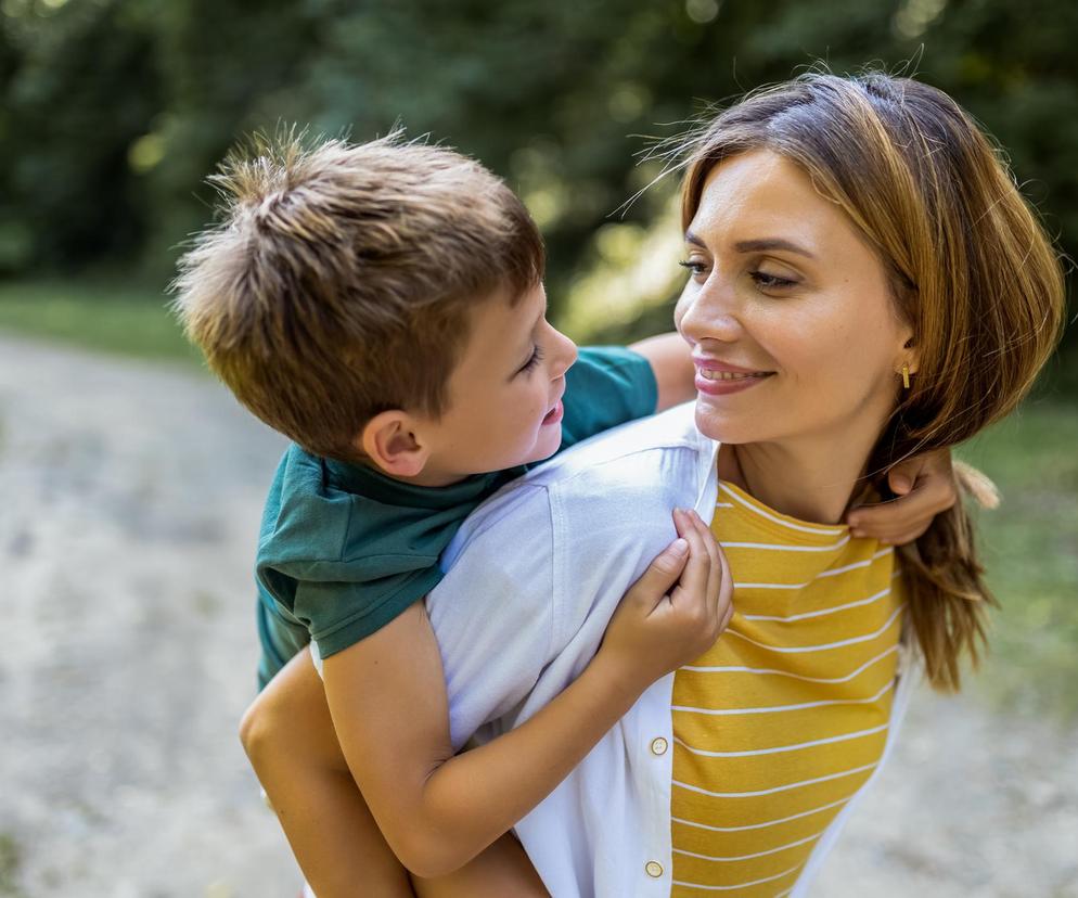 9 zdań, którymi wzmocnisz więź z dzieckiem. Mów tak do niego przed snem