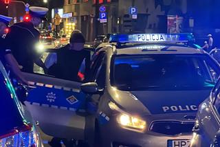 Potężne zderzenie radiowozu z luksusowym mercedesem. Kierujący osobówką: to ja miałem zielone światło!