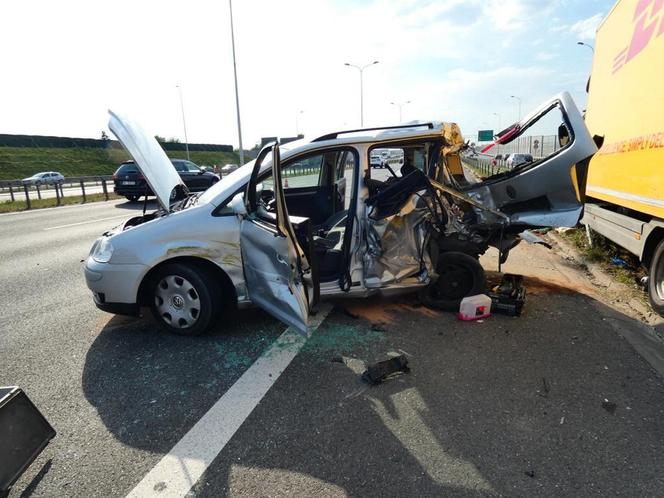 Horror na S2. Ciężarówka zmiażdżyła auto, dwie osoby zakleszczone w środku