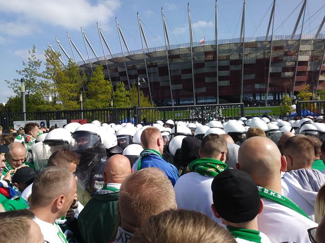 Zamieszanie Pod Stadionem Narodowym W Warszawie Kibice Lechii Gdańsk