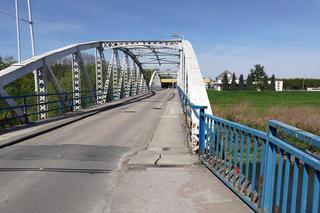 Bestialsko zrzucili Grzegorza z mostu. Tobiasz i Kuba nie mieli litości dla kolegi 