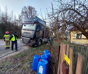 Wypadek ciężarówki i dwóch osobówek w Wąchocku! W akcji grupa chemiczna ze Skarżyska