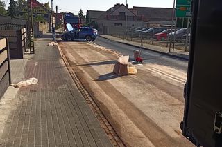 ​Wielki wyciek oleju po zderzeniu osobówki z ciężarówką na DK12 we Wschowie [ZDJĘCIA]