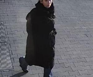 Uderzyła kobietę w Toruniu. Szuka jej policja. Rozpoznajesz podejrzaną?