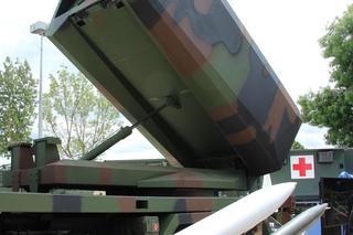 Pociski PrSM i GMLRS na tle niemieckiej wyrzutni GMLRS 