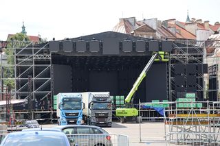 Przed sobotnim koncertem trwa budowa sceny na pl. Zamkowym w Lublinie