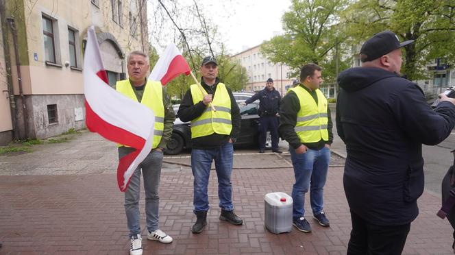 Protest rolników 16 kwietnia w Olsztynie. Strajkujący znów przynieśli nawóz do biura posła Kulaska [ZDJĘCIA]