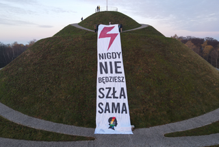 Kraków. Strajk Kobiet umieścił OLBRZYMI baner na kopcu Piłsudskiego. Nigdy nie będziesz szła sama
