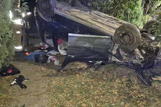 Nocny dramat pod Siedlcami. Młoda dziewczyna staranowała ogrodzenie i dachowała na poboczu