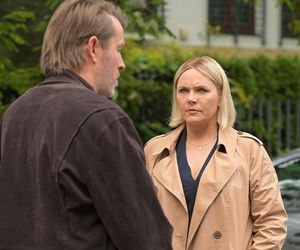 Pierwsza miłość odc. 4052. Łucja Reterska (Anna Samusionek), detektyw (Leszek Żukowski)