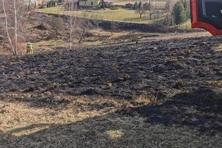 Pierwsza ofiara śmiertelna wypalania traw w Małopolsce. Nie żyje 78-letni mężczyzna