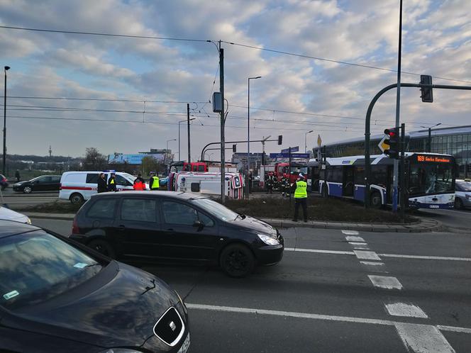 Kraków: Poważny wypadek na rondzie Grunwaldzkim. Karetka zderzyła się z autobusem