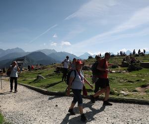 Koniec wakacji, a turyści szturmują Tatry. Na szlakach tłumy