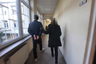 Koszmar na Woli. 21-latek okładał ojca metalową rurką. Chwilę później wylał łatwopalną substancję