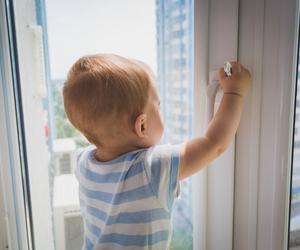 3-latek wyszedł przez okno i stanął na parapecie. Sąsiedzi wszystko nagrali