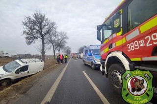 Zderzenie busa z autem dostawczym na DK2 za rondem w Ujrzanowie