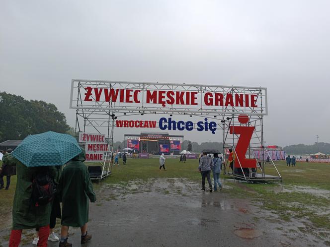 Męskie Granie 2024 we Wrocławiu. Ulewny deszcz i błoto nie przeszkadzały w dobrej zabawie. Tańczyliśmy w błocie z uśmiechem na ustach [RELACJA, ZDJĘCIA]