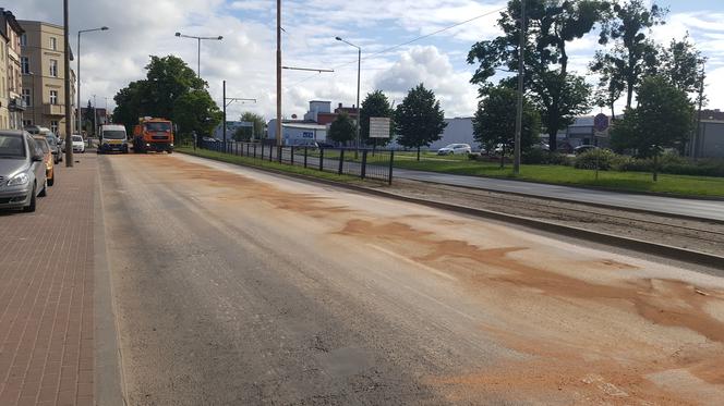 Poważne utrudnienia w centrum Grudziądza. Strażacy usuwają ogromną plamę oleju na ulicy Focha