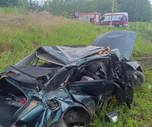 Osiek. Poważny wypadek na przejeździe kolejowym. 60-latek wjechał prosto pod pociąg [ZDJĘCIA].