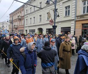 Kolorowy Orszak Trzech Króli w Łodzi. W centrum miasta pojawiło się mnóstwo osób [ZDJĘCIA]