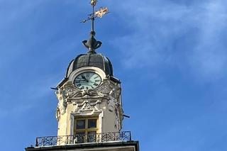 Zamarznięty śnieg zatrzymał zegar na wieży ratuszowej w Nowym Sączu 